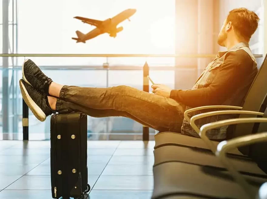 airport-concierge-helps-passengers